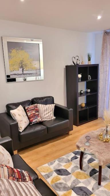 Balcony-View With Free And Secured Parking Apartment Manchester Luaran gambar