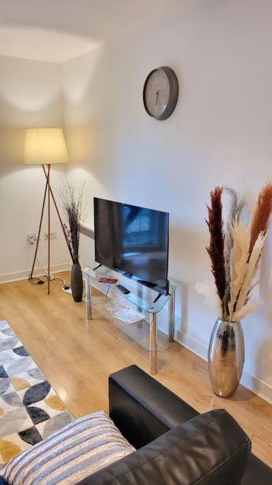 Balcony-View With Free And Secured Parking Apartment Manchester Luaran gambar