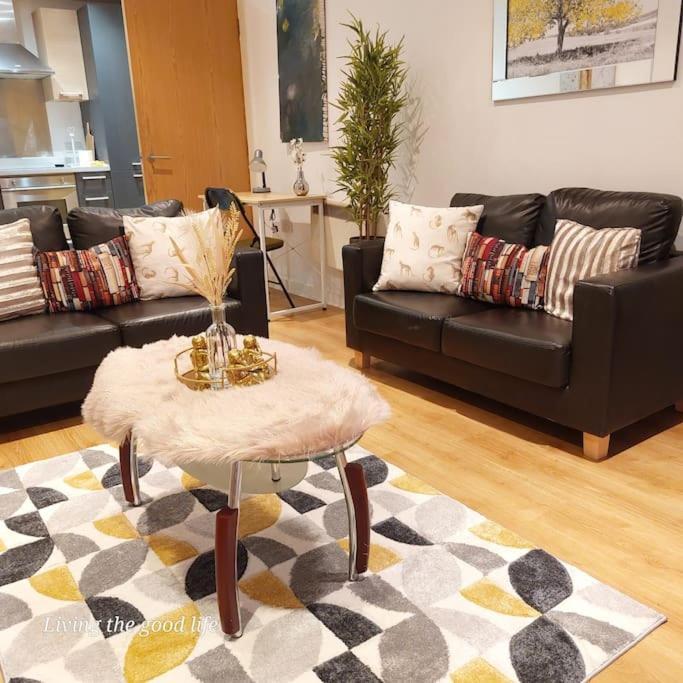 Balcony-View With Free And Secured Parking Apartment Manchester Luaran gambar