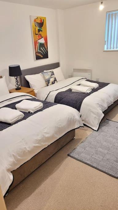 Balcony-View With Free And Secured Parking Apartment Manchester Luaran gambar