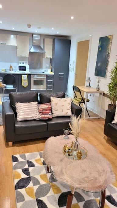 Balcony-View With Free And Secured Parking Apartment Manchester Luaran gambar