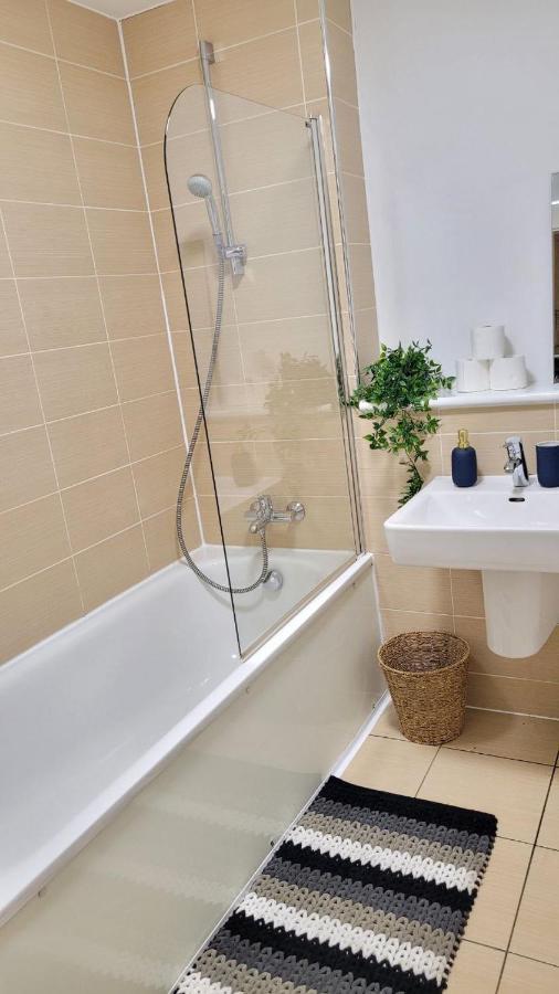 Balcony-View With Free And Secured Parking Apartment Manchester Luaran gambar