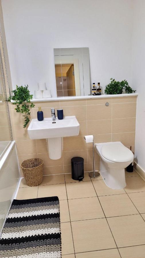 Balcony-View With Free And Secured Parking Apartment Manchester Luaran gambar
